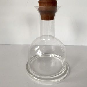 Decanter with wood lid